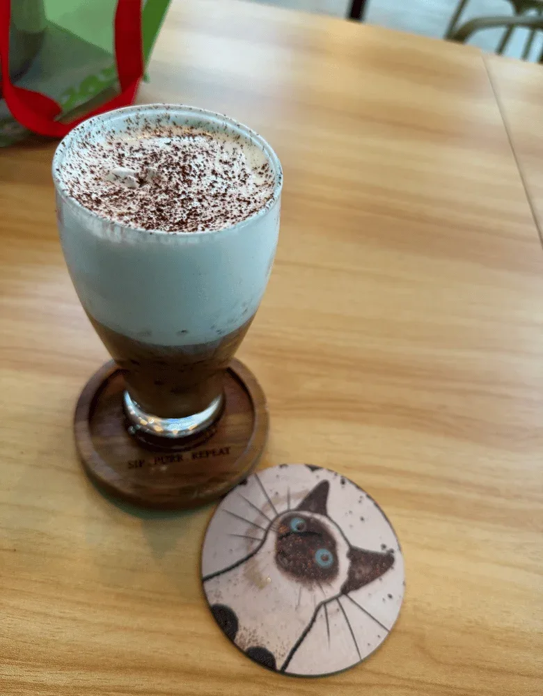 Siamese cat cafe juice